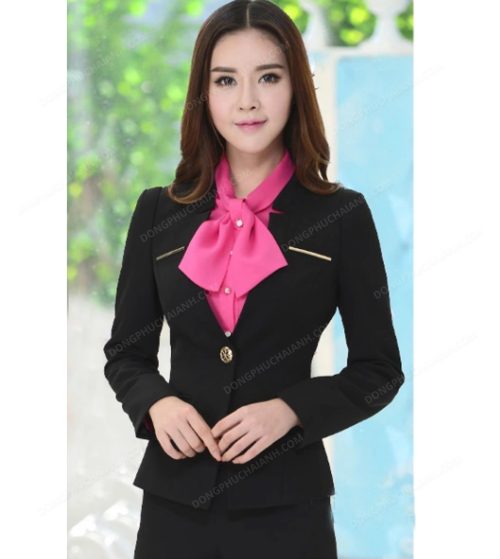 Đồng phục lễ tân nhà hàng thiết kế với tông màu chủ đạo là đen và hồng.