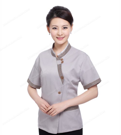Đồng phục tạp vụ nhà hàng đơn giản nhưng không thiếu ấn tượng.