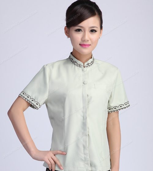 Đồng phục tạp vụ nhà hàng được trang trí bằng những học tiết đơn giản.