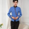 Đồng phục tạp vụ nhà hàng được trang trí hoạ tiết nhẹ nhàng.