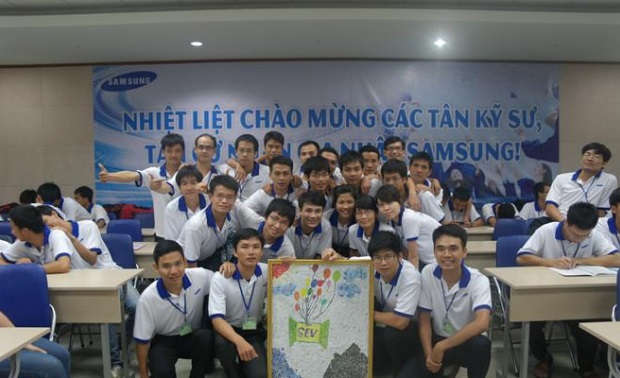 Màu trắng làm chủ đạo, chấm phá thêm những đường nét màu xanh cũng là một lựa chọn cho chiếc áo đồng phục công ty Samsung