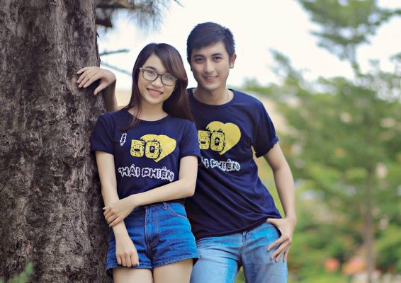 Mẫu áo lớp cổ tròn gam màu tím than giúp người mặc nổi bật và năng động hơn.