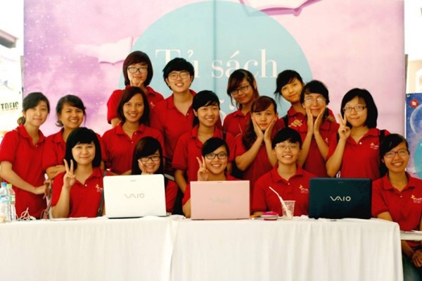 Màu đỏ rực rỡ đầy nổi bật trên những chiếc Áo đồng phục Team Building