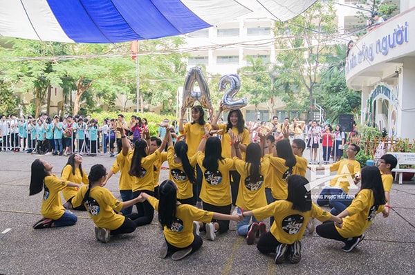 Đồng phục lớp màu vang hiện nay đang nhận được sự chú ý, đánh giá cao từ các bạn học sinh.