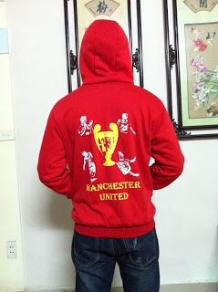 Logo in sau thân áo khoác nỉ MU