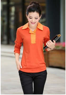 Mẫu áo phông đồng phục mùa thu đông có cổ và có khuy cài để có thể giữ được nhiệt cho cơ thể.