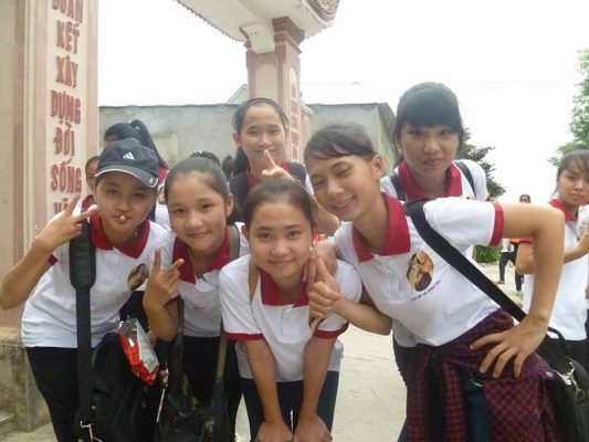 Hải Anh nhận may in đồng phục công giáo.