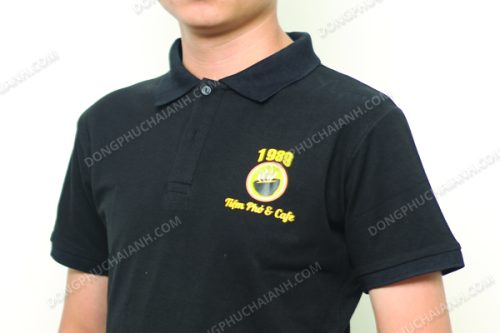 Logo Tiệm phở & Cafe 1989 được in trang trọng trên ngực trái mẫu áo đồng phục quán cafe/fastfood mà thương hiệu này lực chọn.