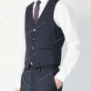 Điểm quan trọng nhất đối với mẫu thiết kế áo gile nam công sở đó là phải cân bằng giữa yếu tố thời trang và yếu tố trải nghiệm sử dụng của người dùng.