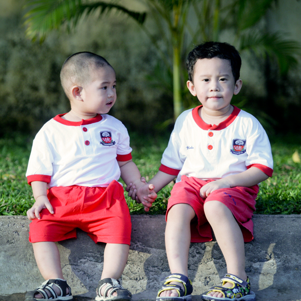 Đồng phục mẫu giáo Vàng Anh giúp gắn kết các bé lại với nhau, tăng cường tính đoàn kết. giúp đỡ nhau trong trường lớp.