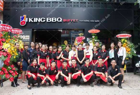 Mẫu áo đồng phục nhà hàng, quán ăn ngày càng phổ biến.