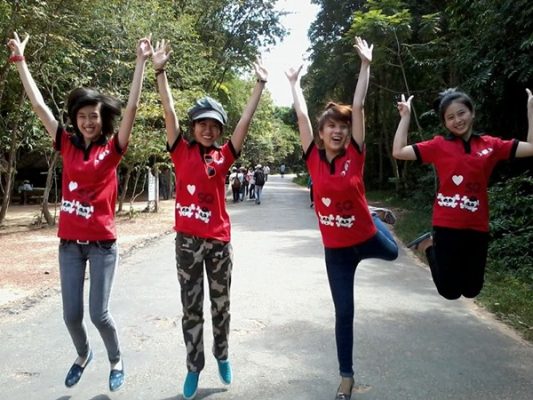 Đồng phục nhóm siêu quậy SQ gam màu đỏ nổi bật trẻ trung, năng động.