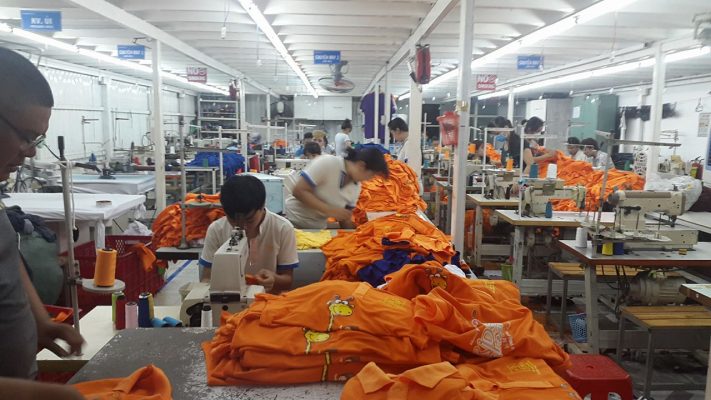 Bước may khi làm áo thun đồng phục