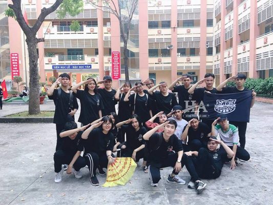 Cuộc thi " Tôi yêu lớp tôi 2014" hiện nay ngày càng thu hút sự chú ý từ các tập thể lớp với hàng trăm mẫu áo đồng phục lớp đa dạng màu sắc, thiết kế.