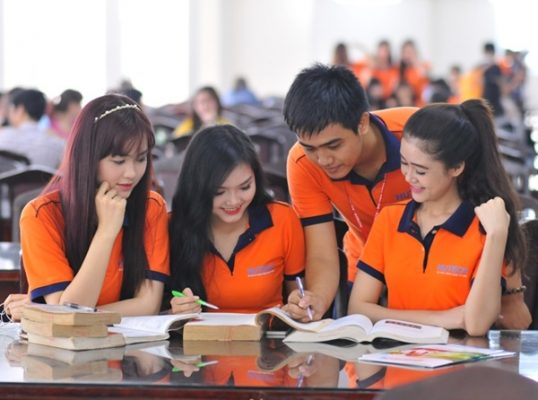Xưởng may áo đồng phục số lượng lớn dường như ẩn chứa một sức mạnh tiềm tàng, vô hình bao quanh các sản phẩm đồng phục được làm ra.