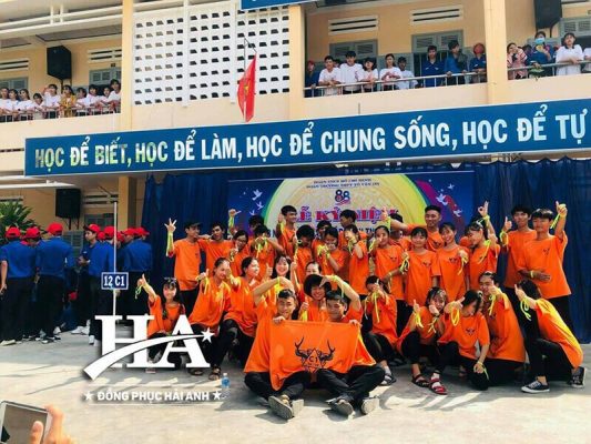Sức hút từ các dòng sản phẩm áo đồng phục lớp ngày càng mở rộng trên thị trường. Điều này tác động đến tâm lí sử dụng trang phục này từ các đối tượng học sinh.