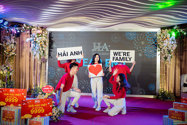Nhảy hiện đại “Marketing nói cho mà nghe” từ tập thể phòng Marketing được vinh danh với giải thưởng tiết mục văn nghệ ý nghĩa nhất