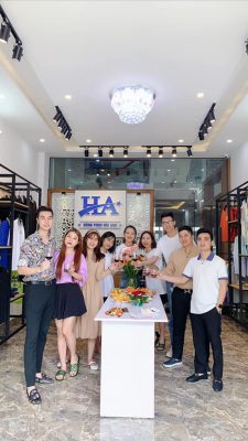 Tất cả cùng nhau nâng li rượu chúc mừng khai trương cơ sở mới thành công, tốt đẹp