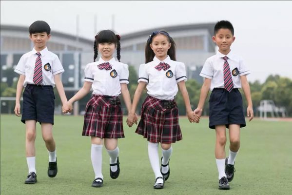 Đồng phục học sinh là yêu cầu bắt buộc về trang phục đến trường của học sinh hiện nay