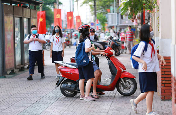 Sáng 4/5, toàn bộ học sinh cấp 2, cấp 3 tại 63 tỉnh thành trên cả nước quay trở lại trường học do ảnh hưởng của dịch Covid – 19 kéo dài sau hơn 3 tháng.