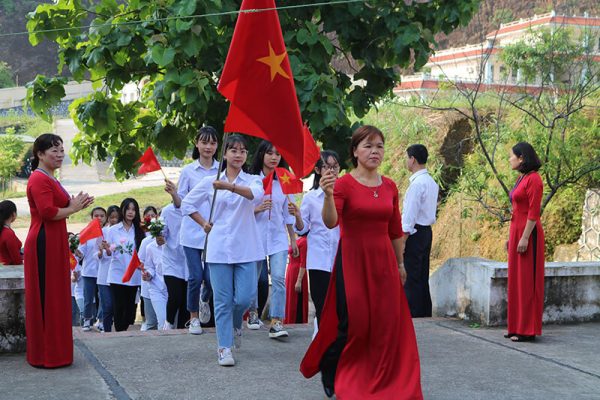 Trang phục của học sinh khi đến trường thường đơn giản, kín đáo và trang trọng