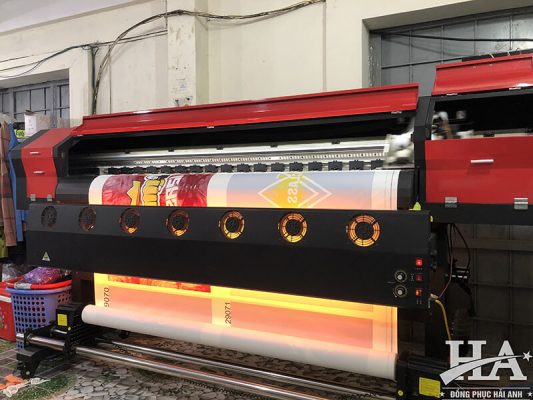 Máy móc thiết bị sản xuất hiện đại đang được sử dụng tại xưởng may áo lớp Hải Anh
