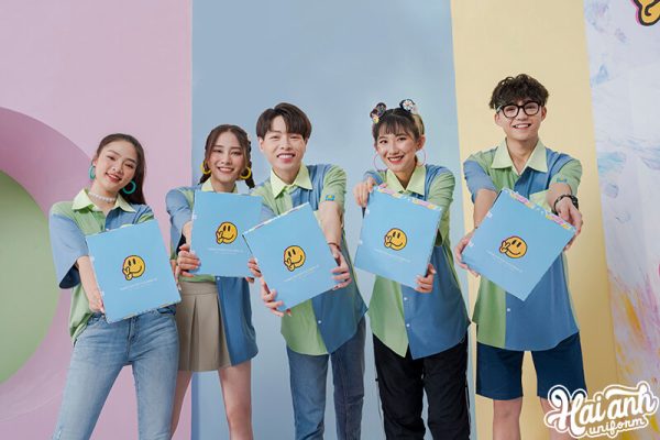Những chiếc áo sơ mi lớp được đặt trong hộp Funny Box cực xịn sò