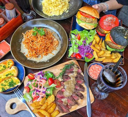 Hàng Buồm nằm trong khu phố cổ của Hà Nội với nền ẩm thực đa dạng