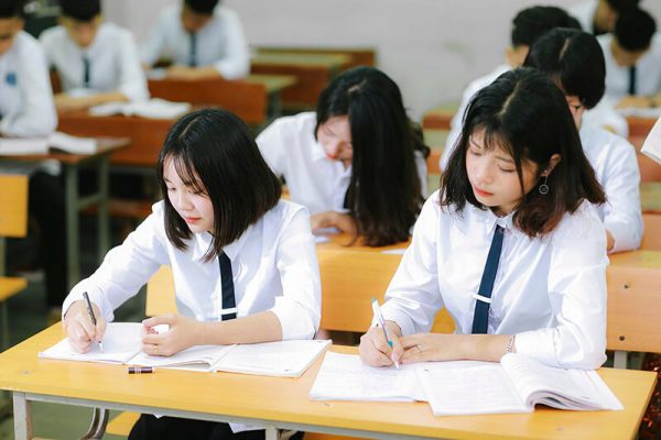 Tập trung nghe giảng trên lớp sẽ giúp bạn ghi nhớ kiến thức tốt hơn