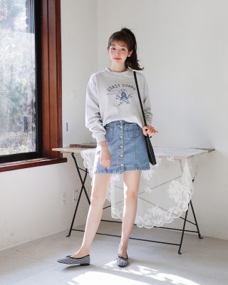 Áo thun phối cùng chân váy denim là công thức hoàn hảo cho học sinh trong những ngày hè