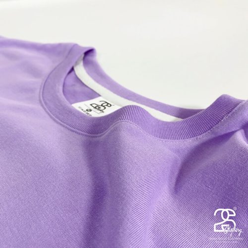 Cận cảnh áo thun màu tím cà cổ tròn thời trang, trẻ trung
