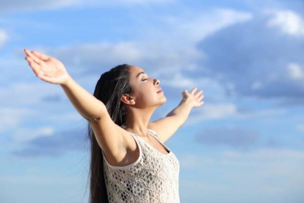 Vươn vai sau một thời gian ngồi học bài là biện pháp tốt nhất đem lại cho cơ thể cảm giác sảng khoái, thoải mái