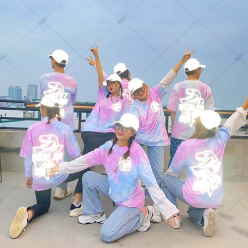 Mẫu áo phản quang Tie Dye hồng phối cùng quần jeans ống suông