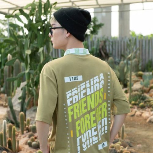 Phối áo Smiley cùng quần short tạo phong cách trẻ trung