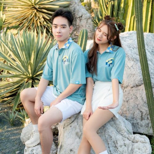 Kết hợp áo Smiley Umbrella cùng váy ngắn