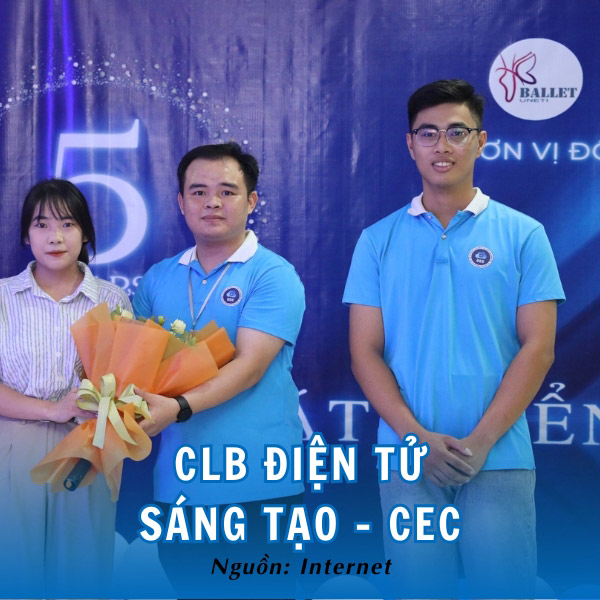 Sinh viên trong trang phục áo polo màu xanh trong câu lạc bộ sáng tạo