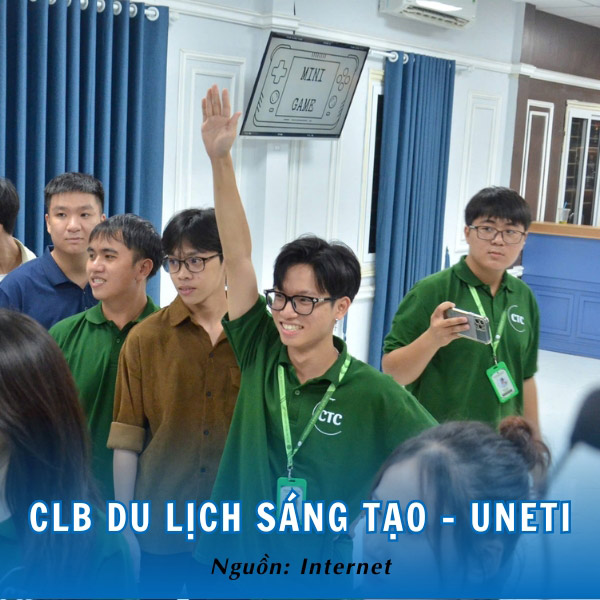 Áo polo màu xanh của câu lạc bộ du lịch sáng tạo