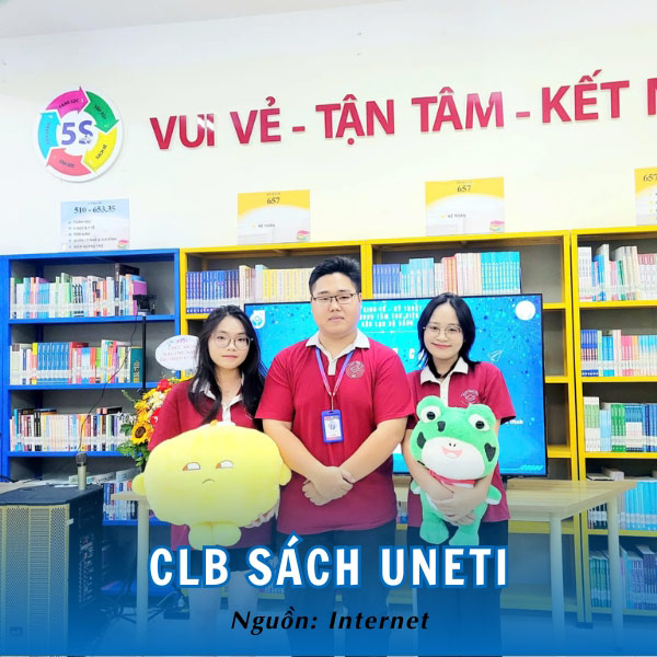 Sinh viên UNETI trong đồng phục áo polo màu hồng tím của clb sách