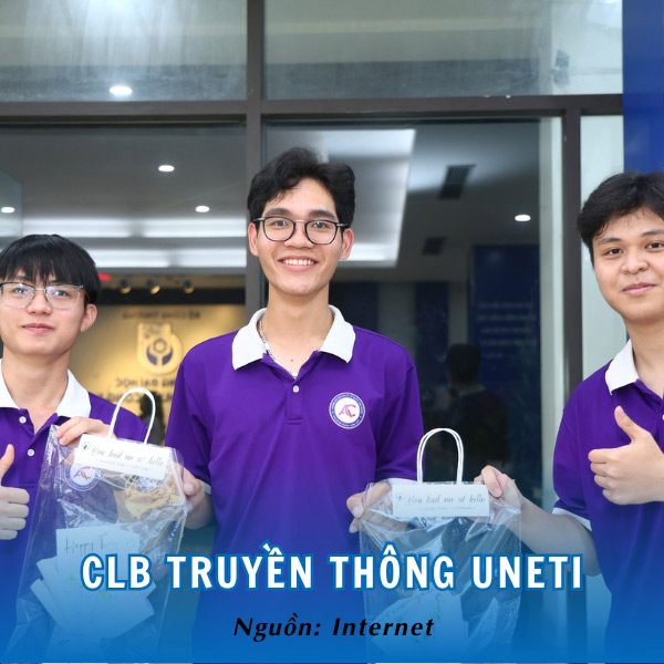 Sinh viên trong áo polo màu tím trường ĐH Kinh tế Kỹ thuật Công nghệ