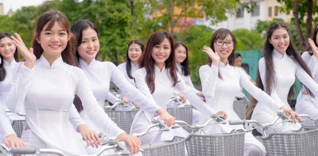 Nữ sinh Đà lạt xinh đẹp trong trang phục áo dài truyền thống