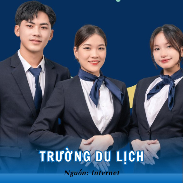 Kiểu áo sơ mi trắng và vest chỉn chu của Trường Du lịch