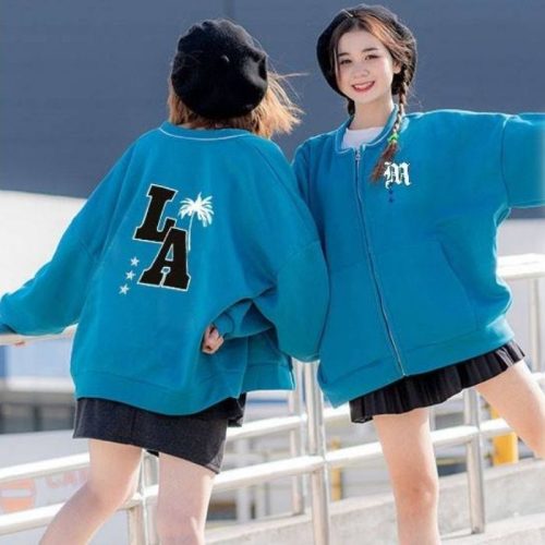Phối áo khoác bomber cùng nhiều phụ kiện tăng thêm nét cá tính