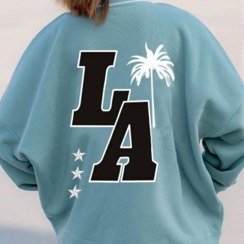 Hình in sắc nét trên mẫu áo khoác bomber unisex màu xanh
