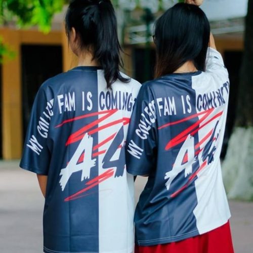 Hình in và slogan áo FlyZ nổi bật trên nền áo xanh trắng