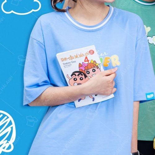 Áo thun màu xanh dương dễ kết hợp cùng nhiều phụ kiện khác nhau