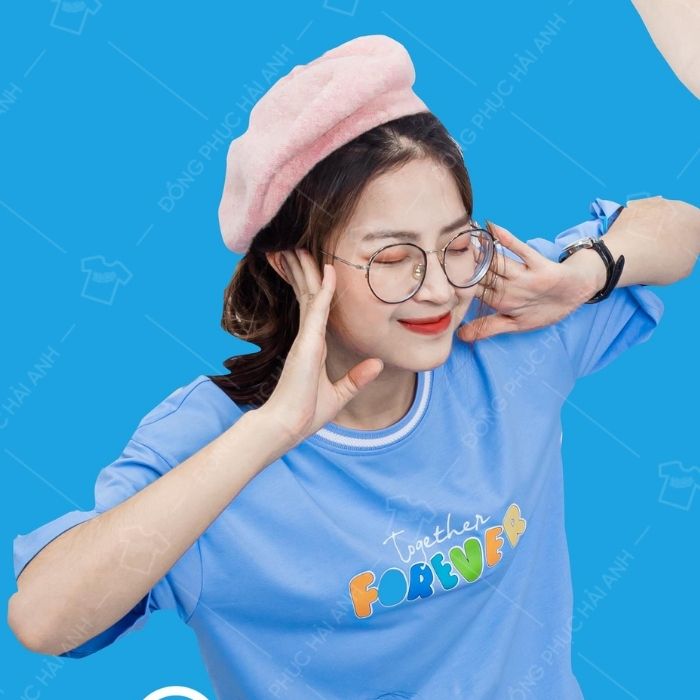 Áo Simple Lớp Doraemon màu xanh dương mix với quần jean được nhiều bạn trẻ yêu thích