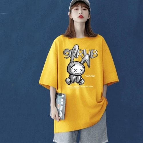 Mẫu áo thun rabbit màu vàng kết hợp cùng quần short phù hợp cho buổi đi chơi
