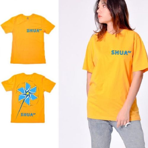 Slogan và hình in nổi bật trên nền áo màu vàng