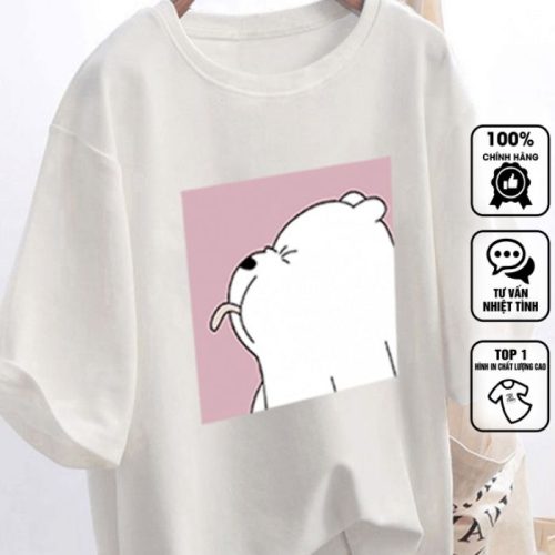Hình in chú gấu dễ thương nổi bật trên nền áo trắng