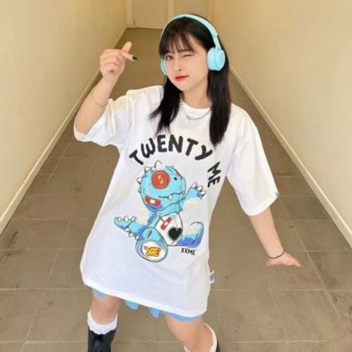Phối áo thun cùng chân váy giúp bộ outfit trở nên nổi bật